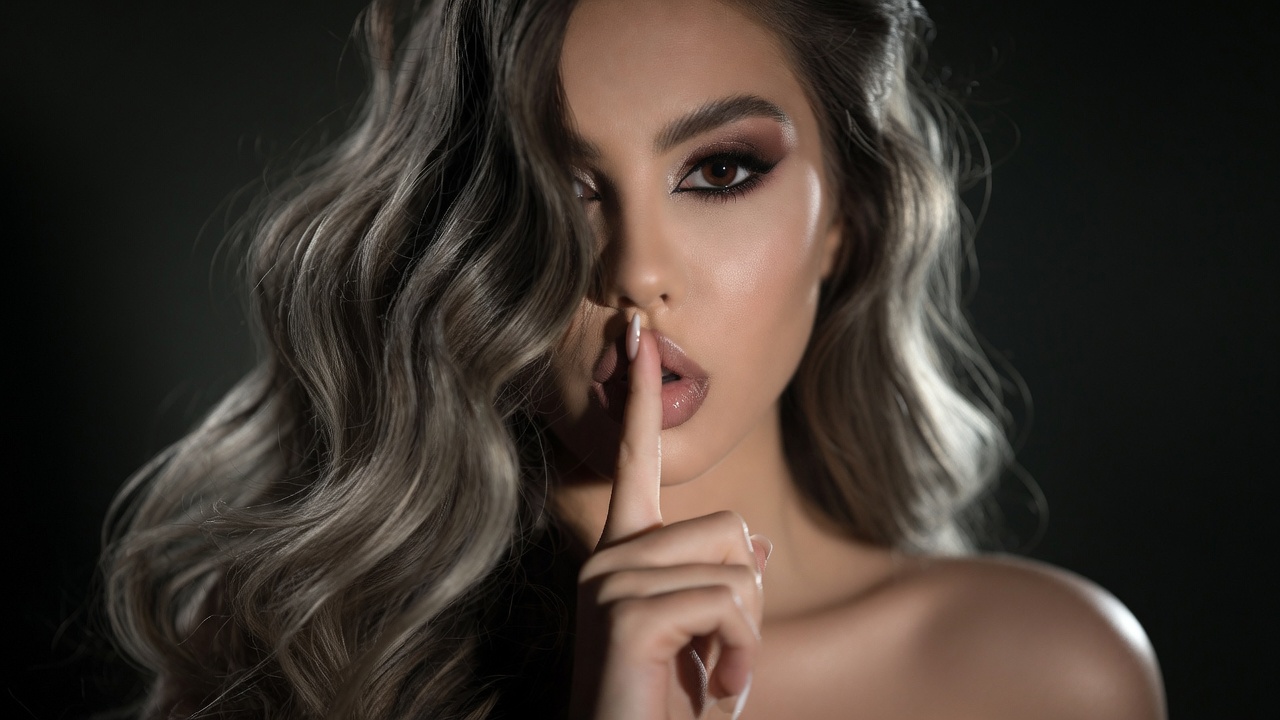 Advertising anonymously: who sees what?